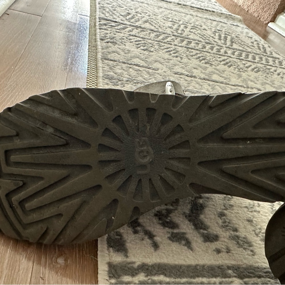 Ugg - Picture 3 of 4